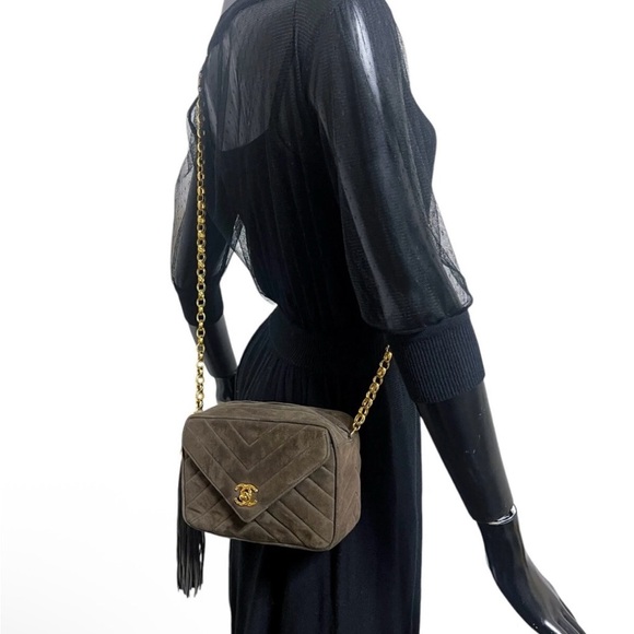 RARE Vintage CHANEL Chevron V-Line Fringe Bijou Chain Shoulder Bag – Brown Suede - Picture 5 of 14